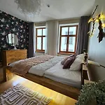 Silversmith's In Old Appartement