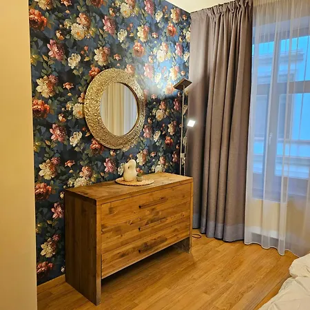 Silversmith's In Old Appartement